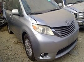 2011 TOYOTA SIENNA SILVER XLE 3.5 AT 2WD.  Z24871